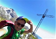 01 Alla croce di vetta del Monte Vindiolo (2056 m)